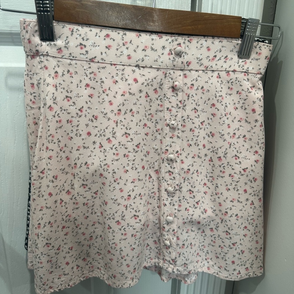 Pink skirt with buttons.